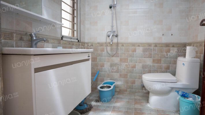 祥云瑞景小区边上都是好学 校 小 学 中 学 交通方便-卫生间