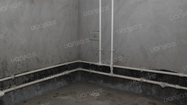 双语门口，距离范阳路838车站，钻石广场-卫生间