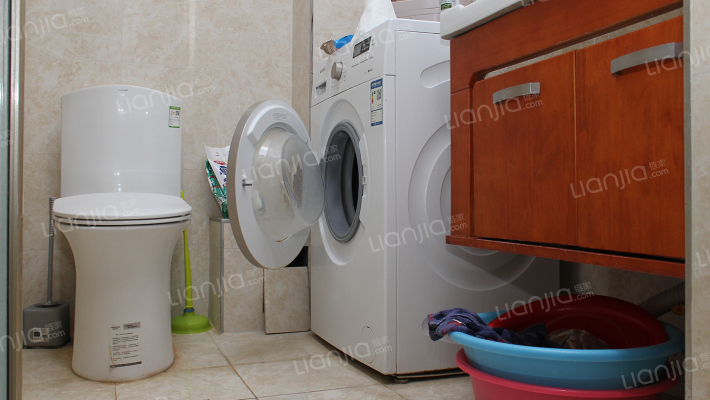 蓝天小区  120平大三居   106万可议  证满五年-卫生间