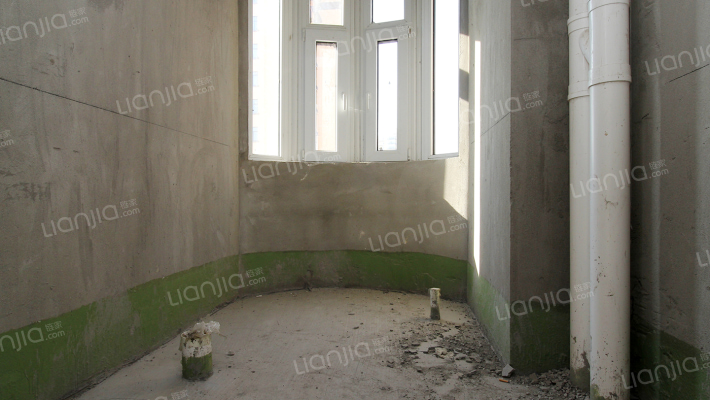 房子是南北通透三居，毛坯房，中间楼层-卫生间