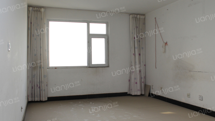 范阳公寓，优质地段两居！价格可议-客厅