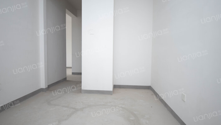 毛坯房，随意装修，房本满二税费低-卧室B