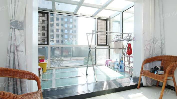 一楼带70平下跃,带阳光房,已装修下跃已通地暖和燃气