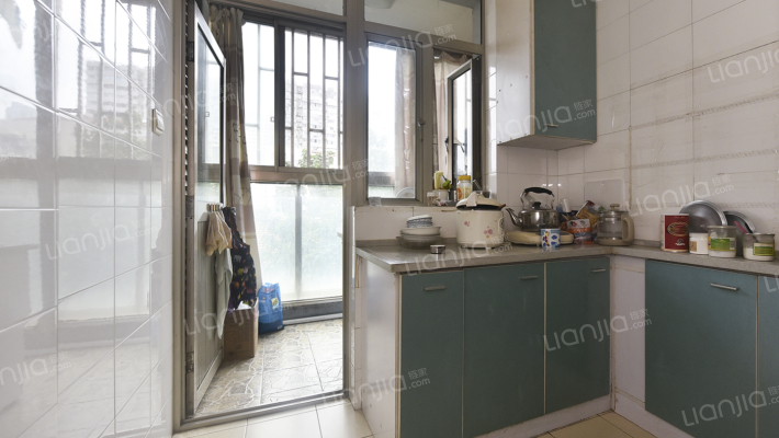 新街口 市区2004年房子 带飘窗 两个阳台的面积