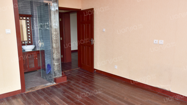 空中花园式楼房 主卧客厅朝阳三室两厅两卫