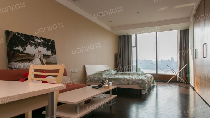 长江国际公寓，户型方正，采光好，看江。