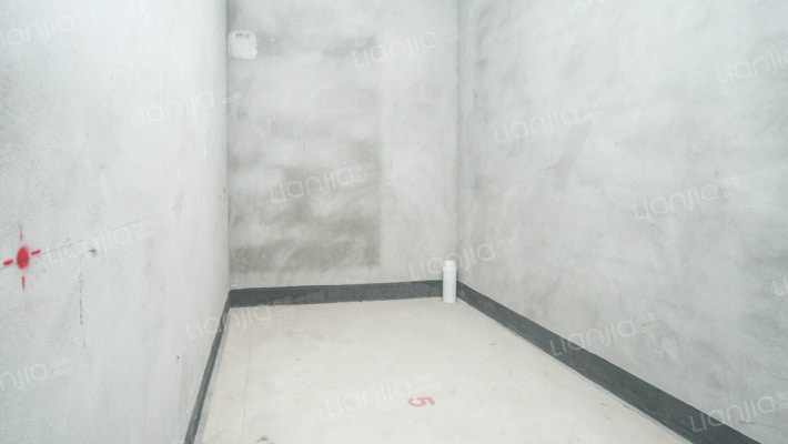 金科城61区，下叠带地下室；187平，可直达车库-储物间