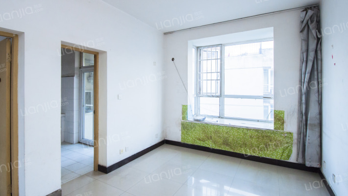 房子为拆迁安置房。房子公摊小,赠送大,户型方