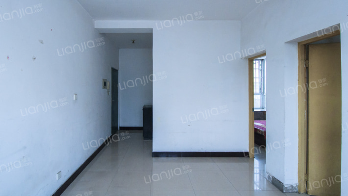 房子为拆迁安置房。房子公摊小,赠送大,户型方