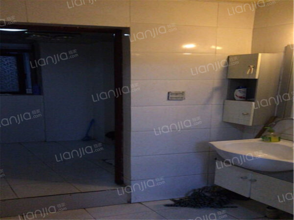 城市春天 1楼 目前经营一家麻将馆带小卖部 有