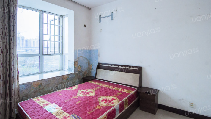 房子为拆迁安置房。房子公摊小,赠送大,户型方