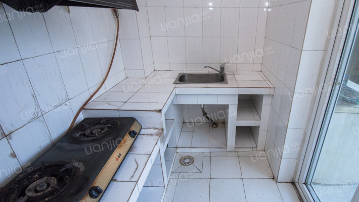 房子为拆迁安置房。房子公摊小,赠送大,户型方