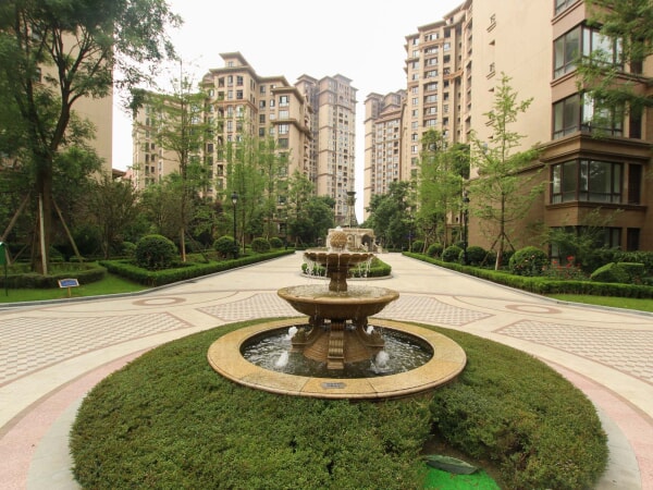 鹭湖宫清水套三,客厅带阳台_成都国色天香鹭湖宫5号社区二手房推荐