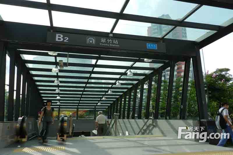 约700米,步行大约需要13分钟,从西丽湖途径上沙,华强北,洪湖站,太安站