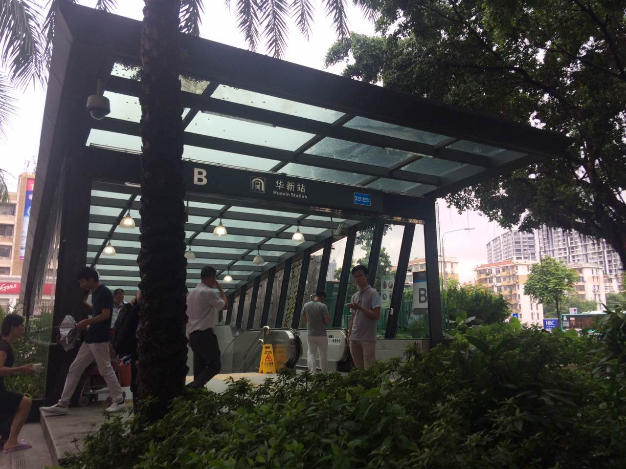 金茂礼都最近的地铁站是一号线燕南站c出口,附近的还有三号线华新站b