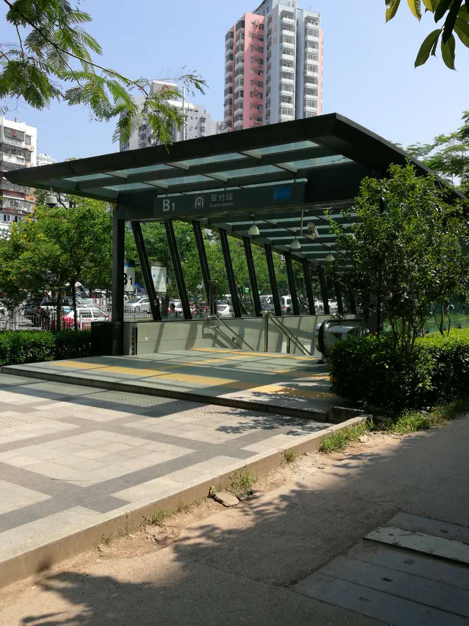 这两张照片都是翠竹地铁口b1出口,百度显示距离851米,步行14分钟.