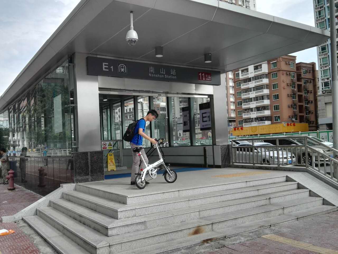 鸿瑞花园小区最近的地铁站是南山站,是11号线.