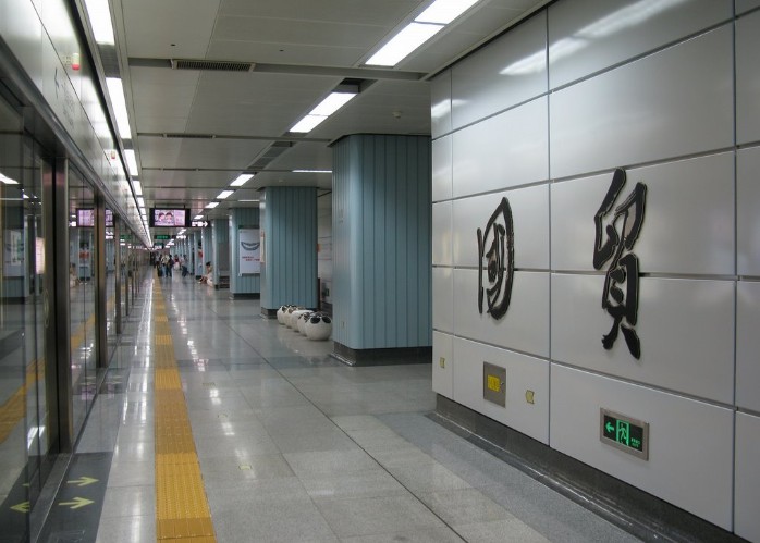 的地铁是1号线的国贸站,1号线从终点站罗湖站开始途径国贸站,老街站