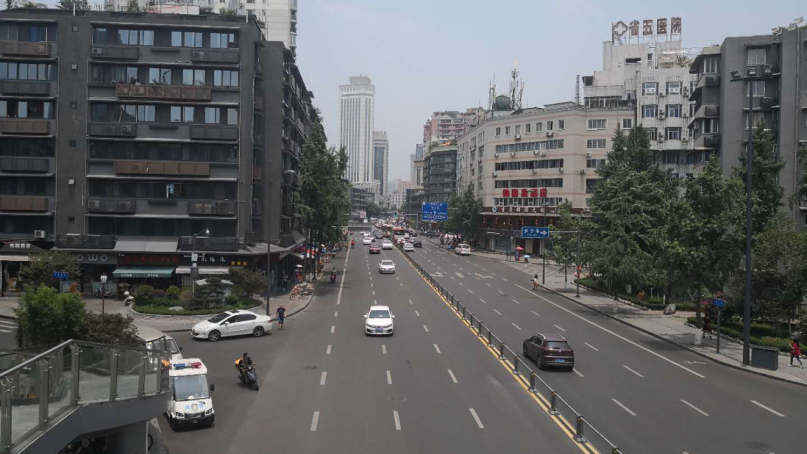 平常车流量较大,沿着长顺街往南走300米是蜀都大道,蜀与长顺街的交界