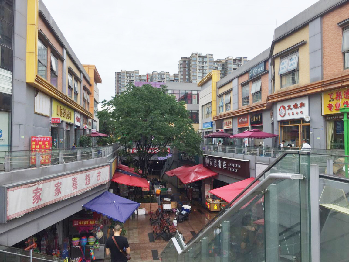 注:新街里商业街实拍预想的时尚购物街区变成了大排档夜市,南城都汇