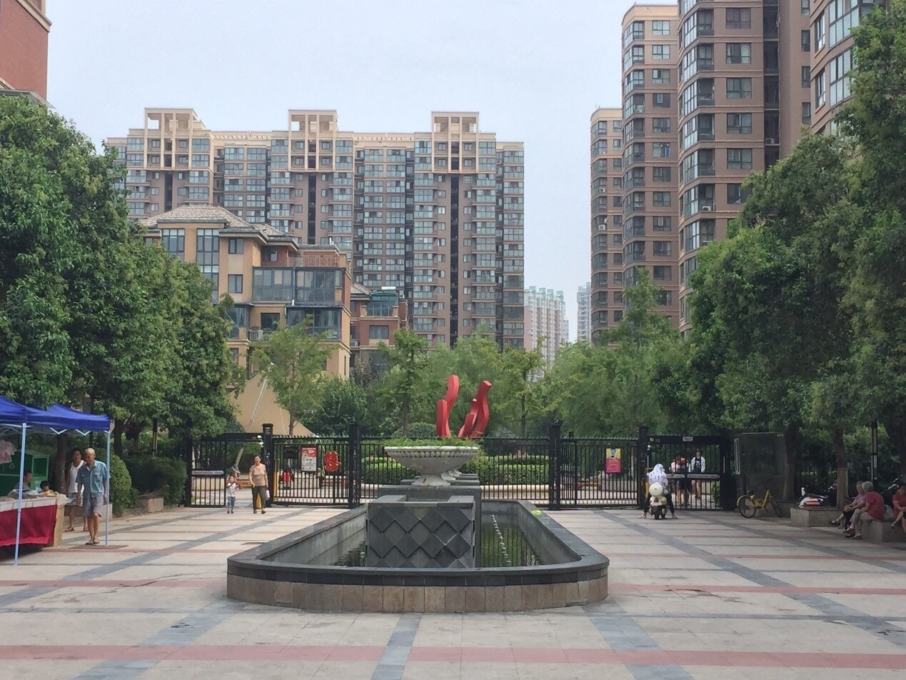 绿化景观 中央水系,小区独有的赏心悦目 踩盘小组沿着合作路走100米