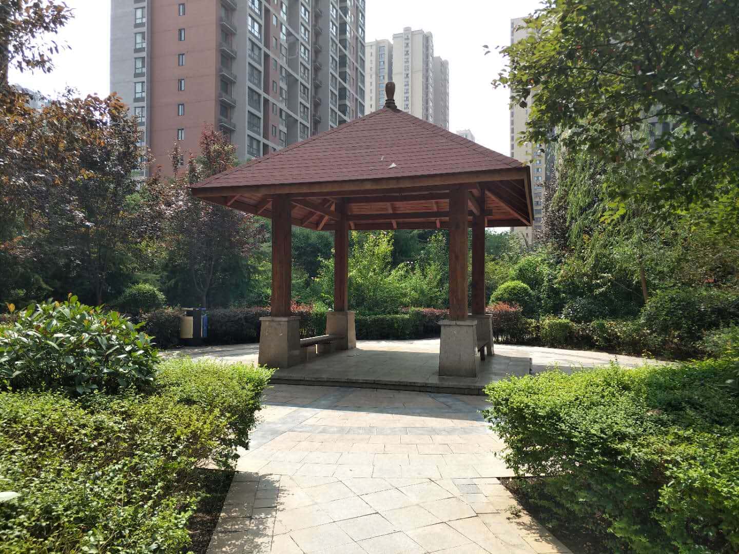 角凉亭,平时作为茶余饭后闲侃聊天之用,供休憩之外,也增加小区的美观