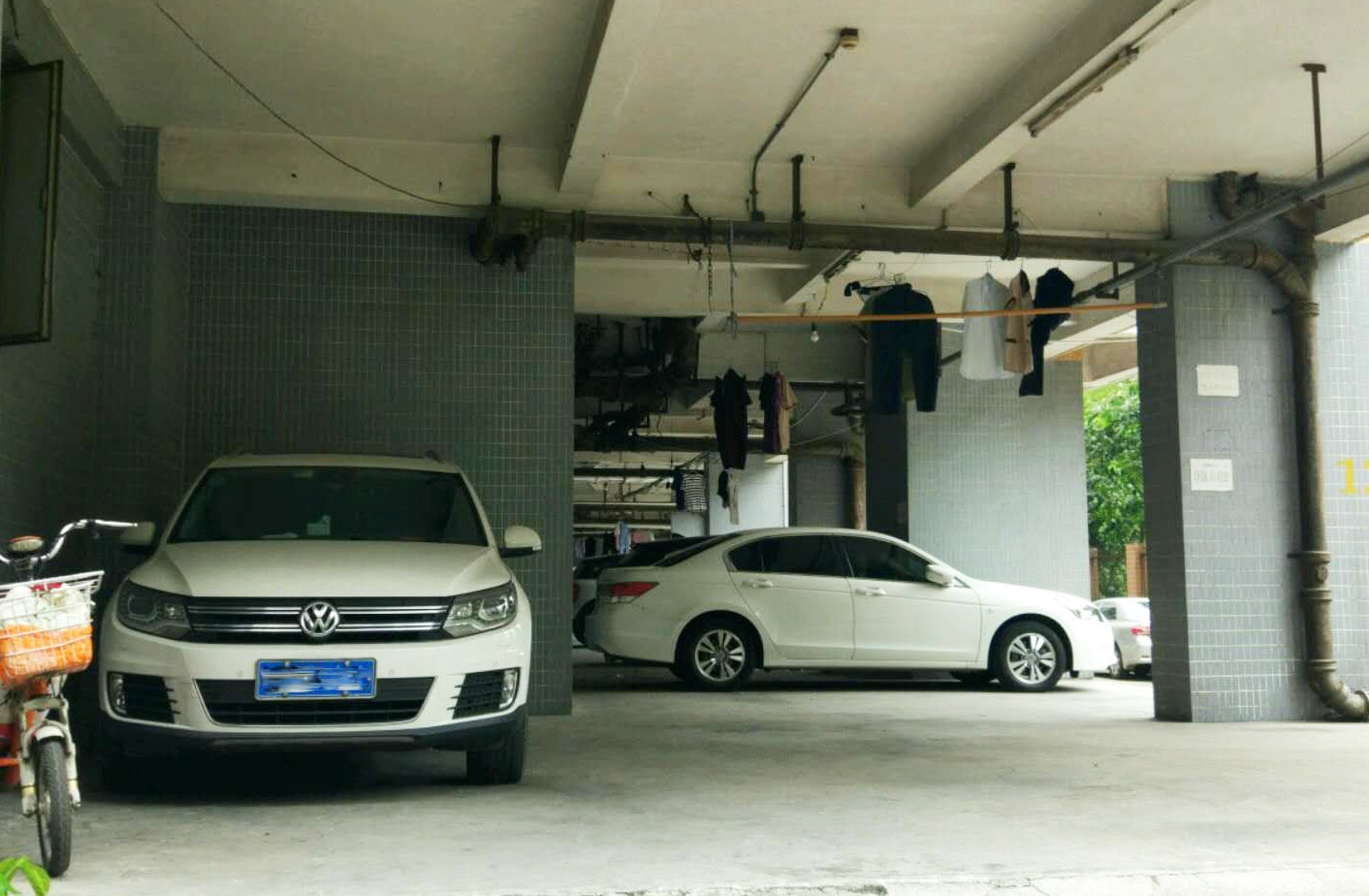 停放在架空层的车辆 图/踩盘小分队