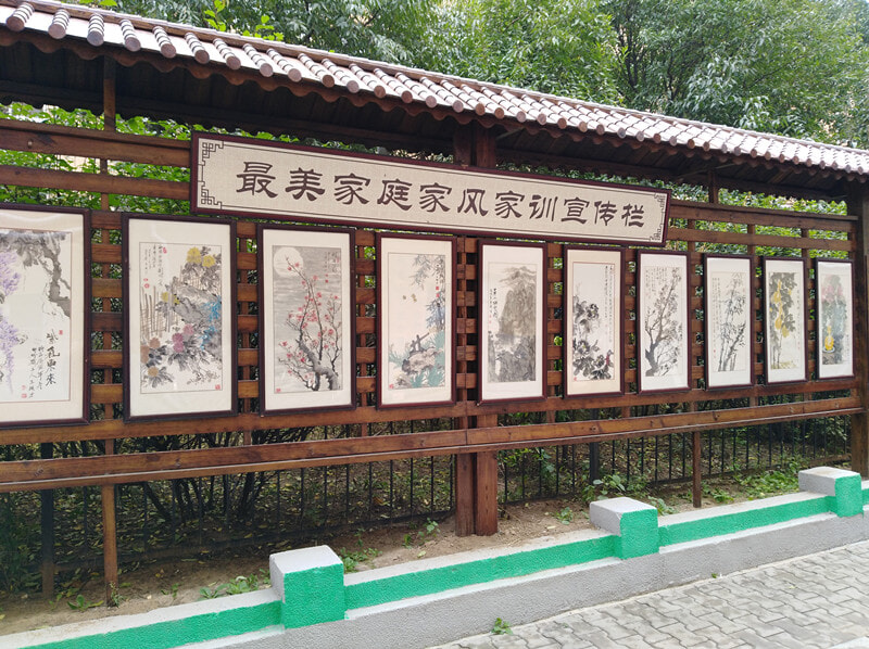 沈大小区的最美家庭宣传栏    图/踩盘小分队