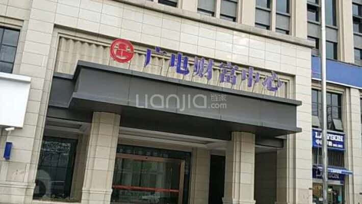 绿地国博财富中心外景图