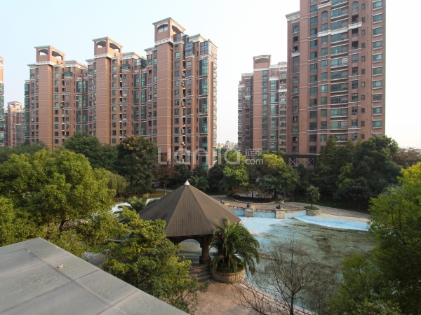 三期三房,满五年唯一,开发商装修保养全新,前无遮挡_上海莘闵别墅绿洲