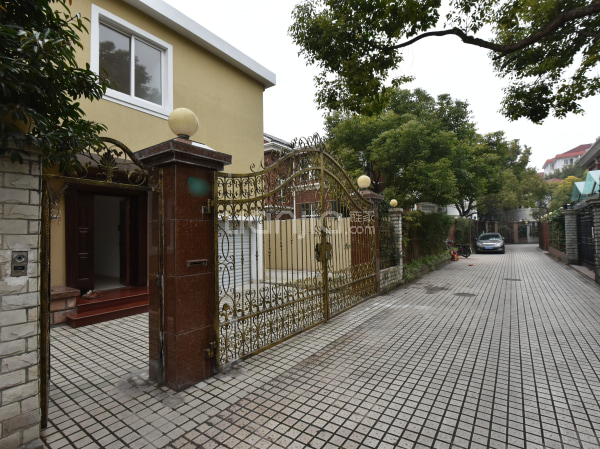 绿苑别墅小区最da花园,位置安静,业主出国,诚意出售