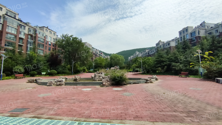 水映丽山外景图