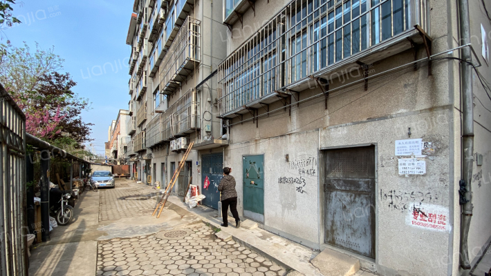 西关中学住宅楼外景图