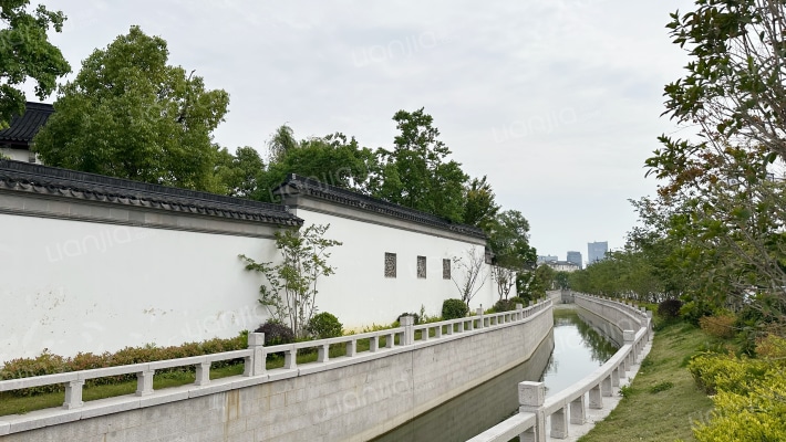 燕回平门里外景图