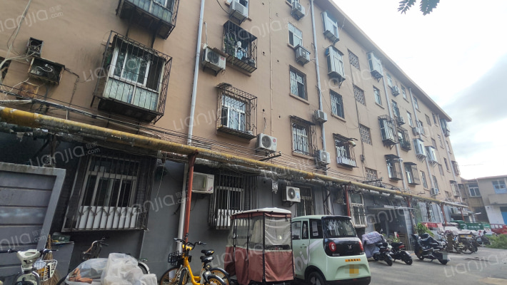 五金仓库家属院外景图