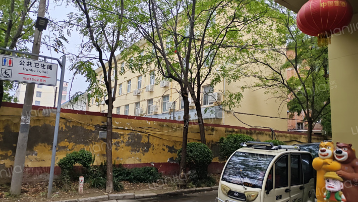 万嘉家属院外景图