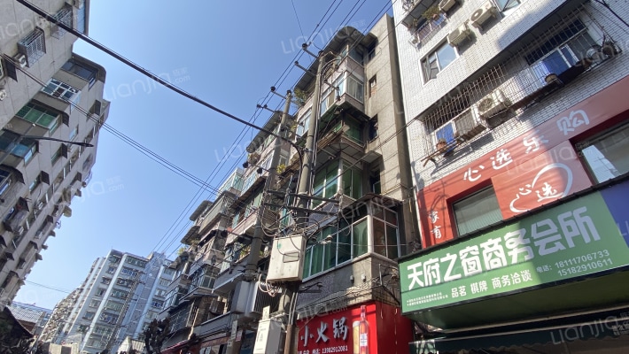 西街242号外景图