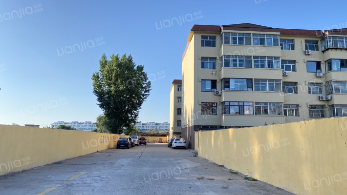 农商银行家属楼外景图