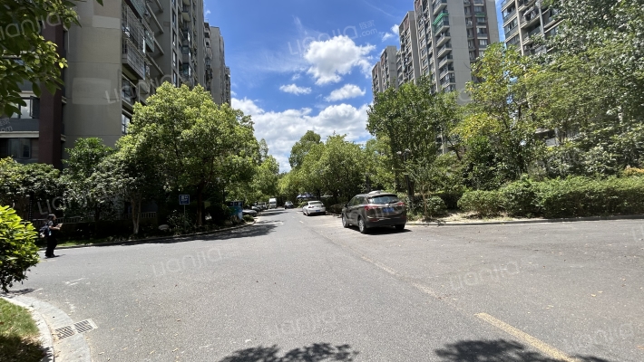 江畔云庐外景图