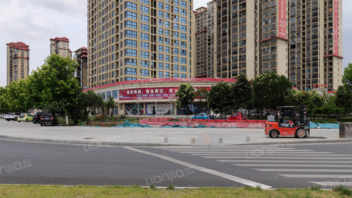 百合春天外景图