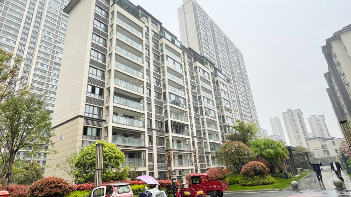 金色湖畔外景图