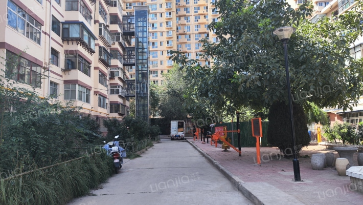 塑包厂家属院外景图