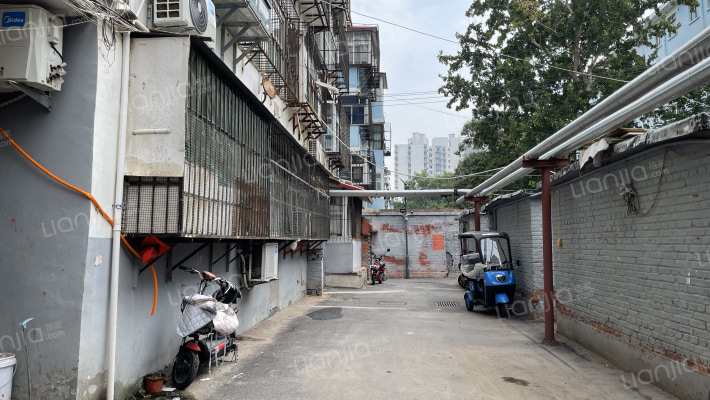 帽厂家属院外景图