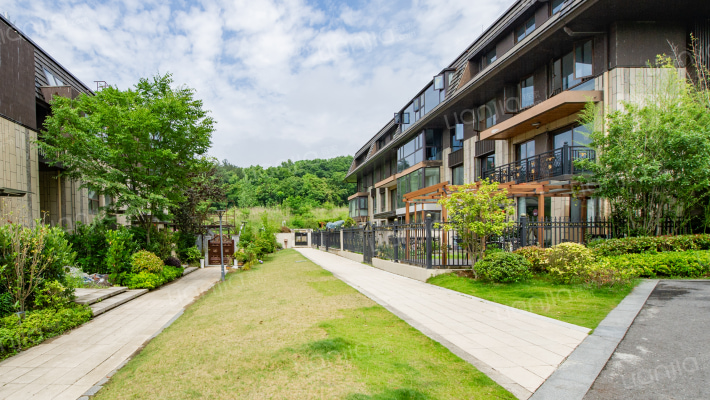 弘阳山卿外景图