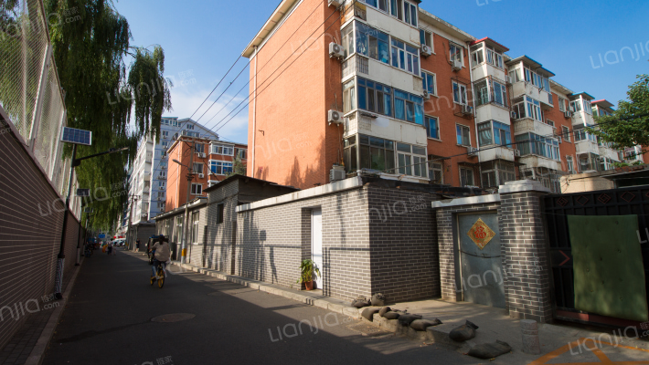 青年湖西里外景图