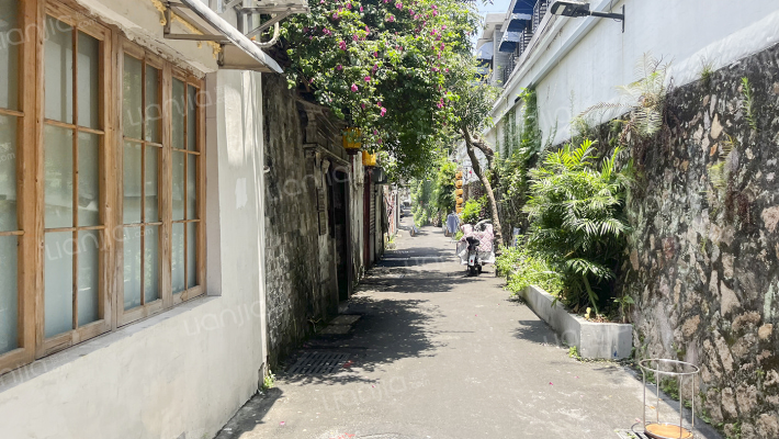 广场后巷外景图