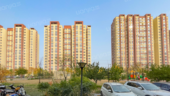 龙冠冠华苑萱草园外景图