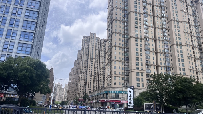 恒业站前广场外景图