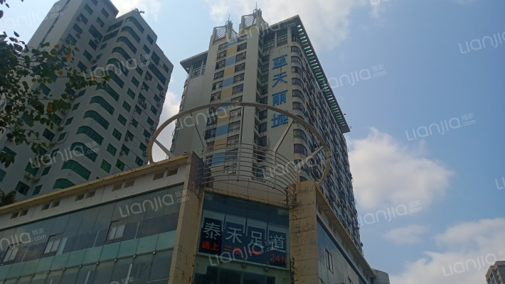 蓝天丽城外景图