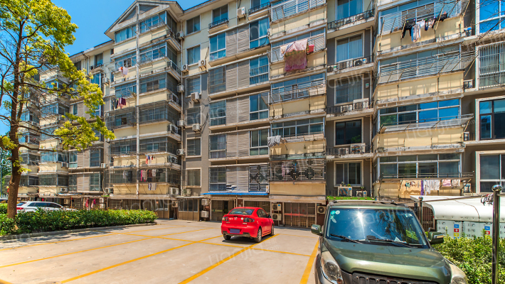 东大公寓外景图